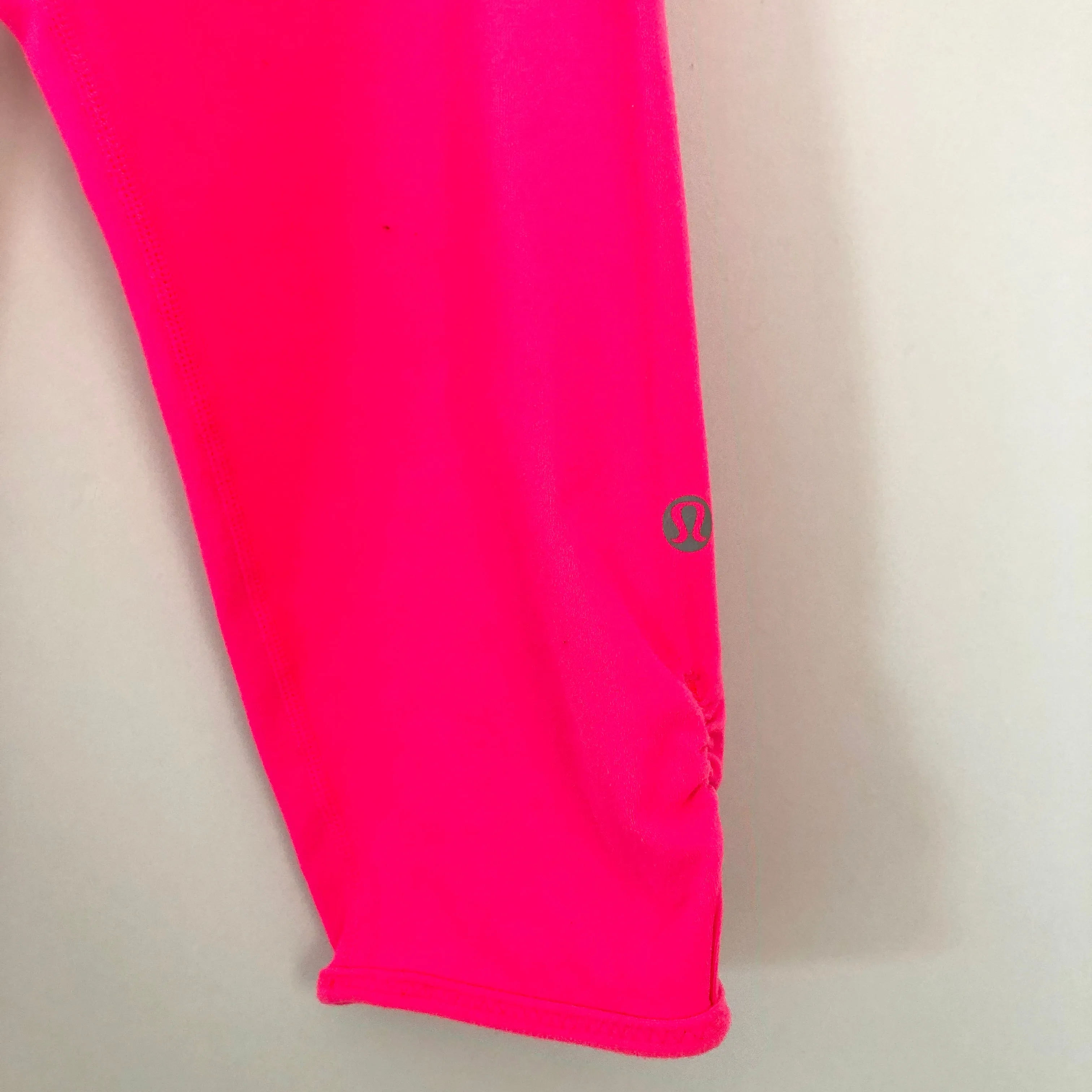 Lululemon Hot Pink Super Crop with Ruching - Size 6 (15” Inseam)